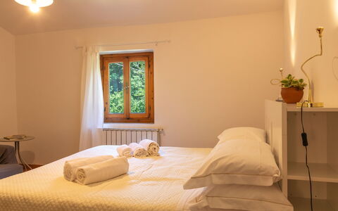 Podere Il Doccio: Bed, Slaapkamer, Laken, Interieur Ontwerp, Muur, Bedding, Meubilair, Hout, Verdieping, Flooring