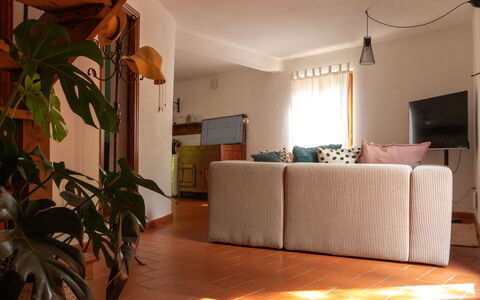 Podere Il Doccio: Meubilair, Interieur Ontwerp, Flooring, Verdieping, Muur, Hout, Bankstel, Kamer, Woonkamer, Verlichting