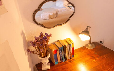 Podere Il Doccio: Interieur Ontwerp, Verlichting, Oranje, Kamer, Lamp, Fotolijst, Verf, Lichte Inrichting, Lampekap, Fotografie Van Het Stilleven