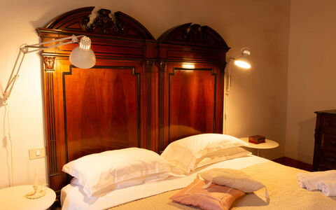 Casa Di Vignolo: Bed, Slaapkamer, Laken, Interieur Ontwerp, Meubilair, Bedding, Bed Frame, Kamer, Linens, Verdieping