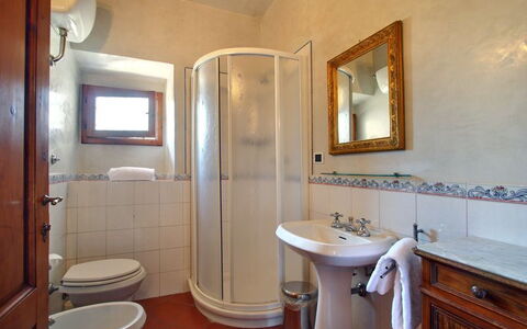 Villa Stolli: Badkamer, Kamer, Eigendom, Loodgieterswerkinrichting, Gebouw, Badkamerkast, Onroerend Goed, Verdieping, Huis, Interieur Ontwerp