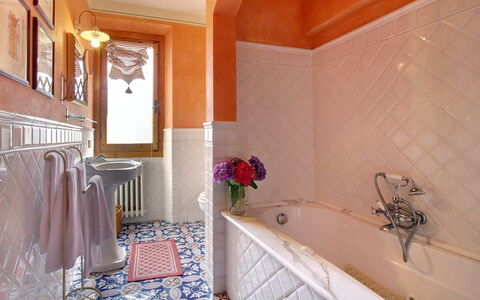 Villa Acacia: Kamer, Eigendom, Badkamer, Verdieping, Interieur Ontwerp, Gebouw, Tegel, Onroerend Goed, Huis, Plafond