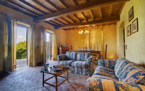 Villa Lucolena: Eigendom, Kamer, Gebouw, Meubilair, Interieur Ontwerp, Plafond, Huis, Onroerend Goed, Woonkamer, Huis