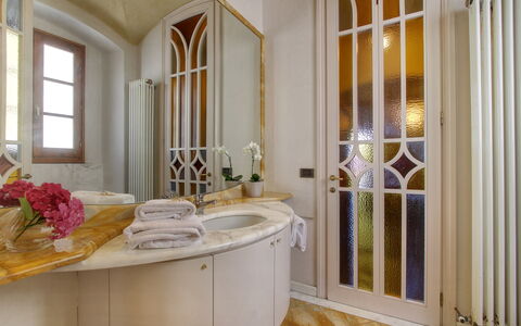 Villa Lucolena: Eigendom, Kamer, Interieur Ontwerp, Gebouw, Badkamer, Huis, Verdieping, Huis, Onroerend Goed, Architectuur