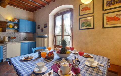 Villa Lucolena: Kamer, Eigendom, Gebouw, Interieur Ontwerp, Meubilair, Tafel, Plafond, Huis, Onroerend Goed, Countertop