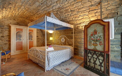 Villa Lucolena: Kamer, Eigendom, Bed, Slaapkamer, Meubilair, Gebouw, Interieur Ontwerp, Huis, Suite, Onroerend Goed