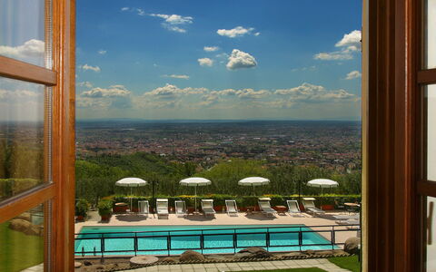 Sughera Villa: Eigendom, Venster, Kamer, Lucht, Glas, Interieur Ontwerp, Onroerend Goed, Vrije Tijd, Schaduw, Huis