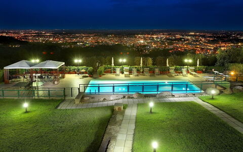 Sughera Villa: Nacht, Groen, Lucht, Verlichting, Licht, Architectuur, Sportplaats, Gras, Boom, Huis