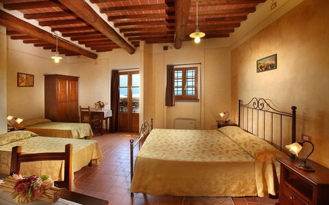 Sughera Villa: Kamer, Slaapkamer, Meubilair, Eigendom, Gebouw, Bed, Interieur Ontwerp, Plafond, Bed Frame, Suite