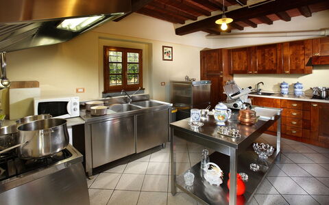 Sughera Villa: Countertop, Kamer, Eigendom, Keuken, Gebouw, Interieur Ontwerp, Meubilair, Huis, Cabinetry, Verdieping