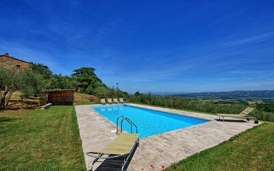 Casa Olivia: Eigendom, Zwembad, Onroerend Goed, Landgoed, Huis, Vakantie, Huis, Gebouw, Lucht, Gras