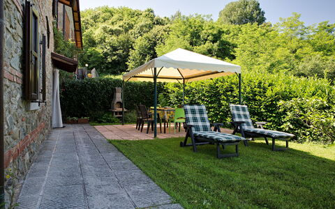 Il Palazzetto: Eigendom, Werf, Tuin, Gras, Backyard, Boom, Huis, Meubilair, Huis, Plantkunde