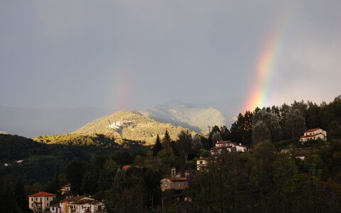 Il Nido In Garfagnana: Lucht, Wolk, Meteorologisch Verschijnsel, Heuvel, Berg, Boom, Heuvel Station, Hoogland, Bergketen