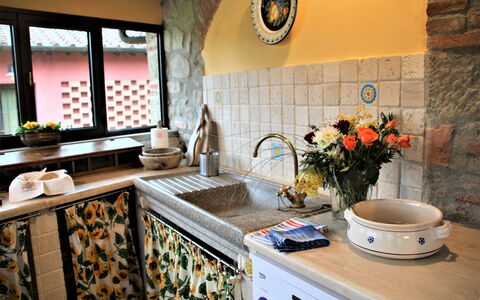 Mulino a Montegonzi Di Rimaggio: Countertop, Eigendom, Fabriek, Cabinetry, Venster, Keuken, Wastafel, Interieur Ontwerp, Verdieping, Gootsteen