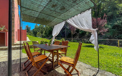 Mulino a Montegonzi Di Rimaggio: Fabriek, Tafel, Meubilair, Buitentafel, Schaduw, Gebouw, Buitenmeubels, Stoel, Boom, Vrije Tijd