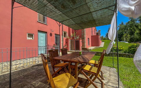 Mulino a Montegonzi Di Rimaggio: Tafel, Gebouw, Meubilair, Venster, Stoel, Hout, Buitentafel, Fabriek, Buitenmeubels, Architectuur