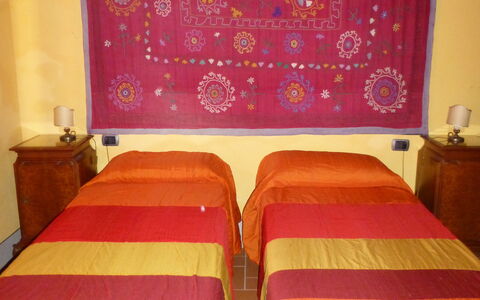 Mulino a Montegonzi Di Rimaggio: Kamer, Meubilair, Eigendom, Slaapkamer, Bed, Muur, Oranje, Interieur Ontwerp, Textiel, Laken