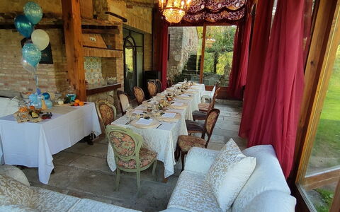 Villa Ardene: Meubilair, Eigendom, Tafel, Decoratie, Gebouw, Stoel, Interieur Ontwerp, Gordijn, Verdieping, Woonkamer