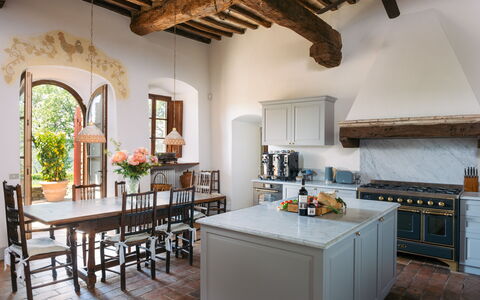 Villa Le Corti: Interieur Ontwerp, Meubilair, Muur, Flooring, Keuken, Verlichting, Plafond, Huis, Countertop, Verdieping