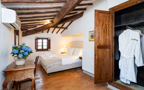 Villa Le Corti: Muur, Meubilair, Slaapkamer, Bed, Huis, Verdieping, Flooring, Interieur Ontwerp, Bed Frame, Plafond