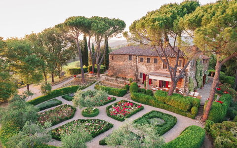 Villa Le Corti: Bloem, Tuin, Struik, Groundcover, De Lente, Landscaping, Botanische Tuin, Backyard, Hacienda