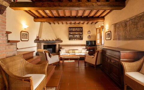 Villa Del Colle: Meubilair, Bankstel, Fotolijst, Hout, Woonkamer, Gebouw, Interieur Ontwerp, Verdieping, Stoel, Tafel