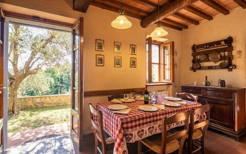 Villa Del Colle: Tafel, Eigendom, Meubilair, Venster, Gebouw, Hout, Stoel, Interieur Ontwerp, Fabriek, Architectuur