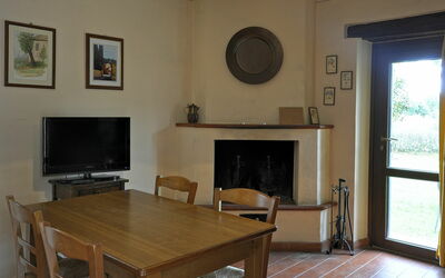 Ciclamino: Kamer, Eigendom, Meubilair, Woonkamer, Interieur Ontwerp, Verdieping, Gebouw, Fireplace, Hardwood, Haard