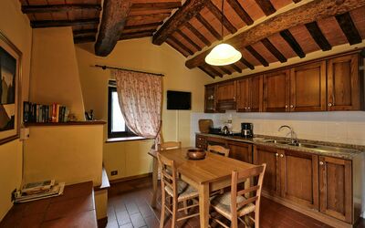 Violetta: Kamer, Eigendom, Gebouw, Meubilair, Interieur Ontwerp, Keuken, Huis, Straal, Countertop, Plafond