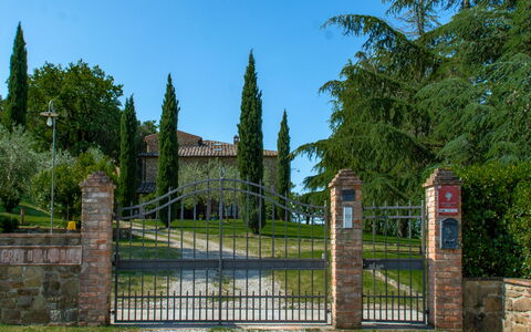 Villa Il Prato: Struik, Tuin, Poort, Landgoed, Ijzer, Metselwerk, Landscaping, Steen, Gazon, Hek