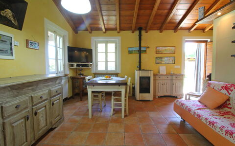 Villa San Rocco: Tafel, Meubilair, Venster, Cabinetry, Hout, Countertop, Interieur Ontwerp, Verlichting, Gebouw, Architectuur