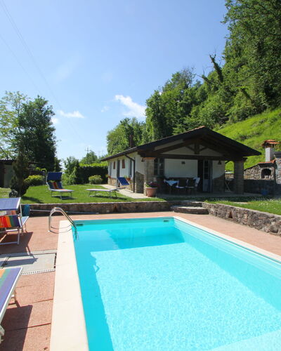 Villa San Rocco: Fabriek, Lucht, Eigendom, Water, Zwembad, Azure, Wolk, Gebouw, Schaduw, Boom