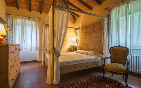 Villa Flora: Kamer, Bed, Meubilair, Eigendom, Slaapkamer, Interieur Ontwerp, Gebouw, Laken, Huis, Hemelbed