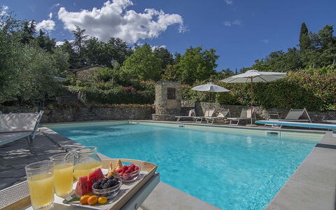 Villa Flora: Zwembad, Eigendom, Natuurlijk Landschap, Vakantie, Lucht, Vrije Tijd, Onroerend Goed, Water, Huis, Landgoed