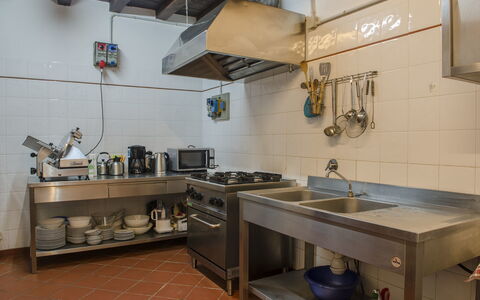 Villa Flora: Kamer, Eigendom, Keuken, Meubilair, Tegel, Cabinetry, Wastafel, Architectuur, Gebouw, Interieur Ontwerp