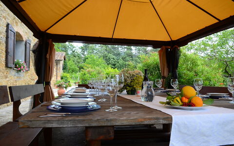 Villa Flora: Eigendom, Tafel, Kamer, Patio, Meubilair, Gebouw, Huis, Huis, Schaduw, Interieur Ontwerp