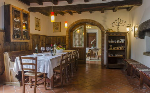 Villa Flora: Eigendom, Gebouw, Kamer, Meubilair, Interieur Ontwerp, Eetkamer, Onroerend Goed, Tafel, Restaurant, Plafond