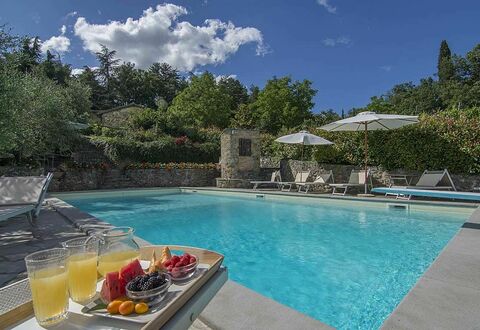 Villa Flora: Zwembad, Eigendom, Natuurlijk Landschap, Vakantie, Lucht, Vrije Tijd, Onroerend Goed, Water, Huis, Landgoed