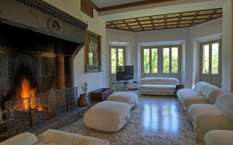 Il Poggio Di Patrignone: Woonkamer, Kamer, Eigendom, Interieur Ontwerp, Meubilair, Fireplace, Gebouw, Haard, Huis, Onroerend Goed
