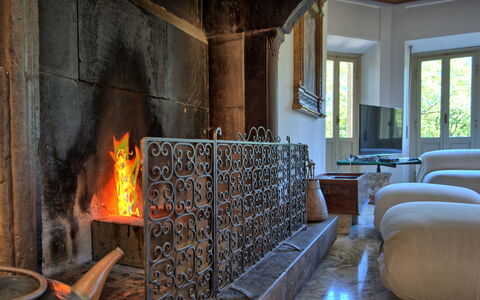 Il Poggio Di Patrignone: Haard, Fireplace, Kamer, Gebouw, Warmte, Interieur Ontwerp, Meubilair