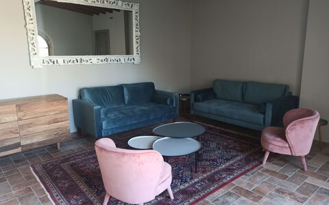 Fattoria Di Quercia Al Poggio: Bankstel, Tafel, Meubilair, Eigendom, Gebouw, Hout, Interieur Ontwerp, Woonkamer, Rechthoek, Architectuur