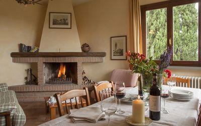 Loggia Cappella 1: Kamer, Eigendom, Woonkamer, Interieur Ontwerp, Meubilair, Huis, Huis, Tafel, Gebouw, Fireplace