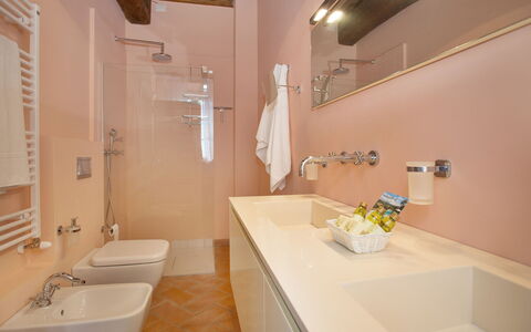 Santo Stefano 10: Badkamer, Kamer, Eigendom, Interieur Ontwerp, Gebouw, Onroerend Goed, Architectuur, Huis, Loodgieterswerkinrichting, Bad