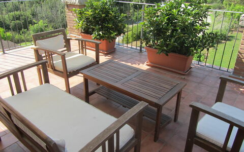 Villa Di Seripa: Meubilair, Eigendom, Tafel, Buitentafel, Stoel, Kamer, Patio, Hardwood, Balkon, Buitenmeubels