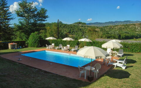 Villa Sieve: Zwembad, Eigendom, Onroerend Goed, Vrije Tijd, Gras, Huis, Gebouw, Vakantie, Villa, Toevlucht