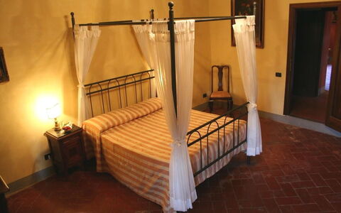 Villa Sieve: Bed, Meubilair, Kamer, Slaapkamer, Bed Frame, Eigendom, Hardwood, Hemelbed, Hemelbed, Verdieping