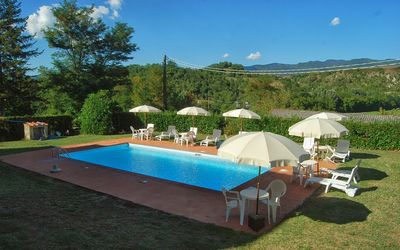 Villa Sieve: Zwembad, Eigendom, Onroerend Goed, Vrije Tijd, Gras, Huis, Gebouw, Vakantie, Villa, Toevlucht