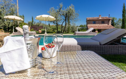 Villa Melinda: Eigendom, Zwembad, Toevlucht, Vakantie, Onroerend Goed, Tafel, Villa, Meubilair, Vrije Tijd, Huis