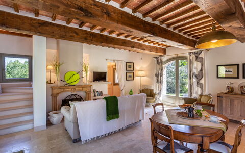 Villa Melinda: Eigendom, Gebouw, Kamer, Interieur Ontwerp, Meubilair, Plafond, Huis, Woonkamer, Straal, Landgoed