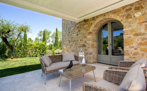 Villa Melinda: Eigendom, Onroerend Goed, Meubilair, Kamer, Gebouw, Huis, Landgoed, Interieur Ontwerp, Huis, Koffietafel